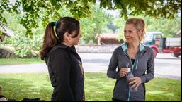 Yvonne (Tanja Lanäus) bestärkt Lale (Yeliz Simsek) in ihrer Entscheidung, mit Theo zusammenzuziehen.