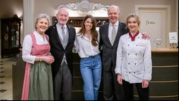 Vanessa Mai spielt sich selbst und freut sich als langjähriger Gast am "Fürstenhof" neben einer perfekten Auszeit vom hektischen Alltag ihrer aktuellen "Wolkenfrei"-Promotion-Tour ganz besonders auf den legendären Schweinsbraten von Hildegard Sonnbichler...